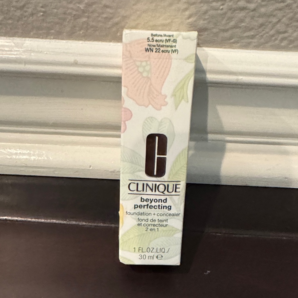 Clinique Beyond Perfecting Foundation + Concealer - Ecru Ivory 5.5 ecru. WN22